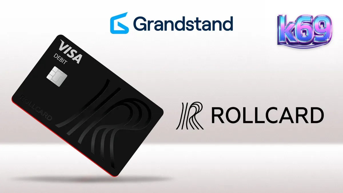 Captura de tela do jogo de slot Grandstand da Fortuna, mostrando rolos vibrantes com símbolos de cassino e esportes, e uma multidão animada ao fundo.